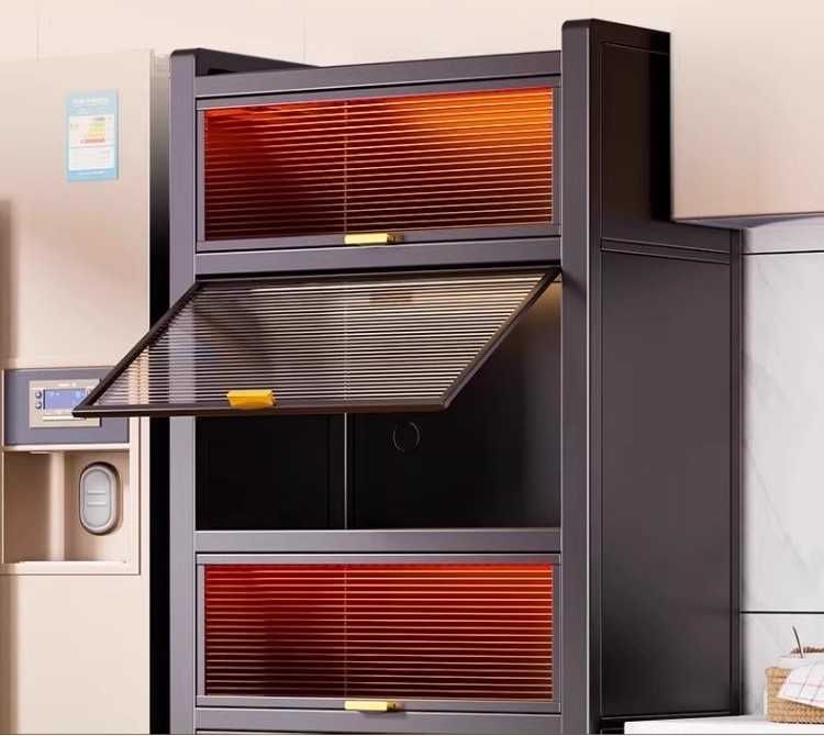 Полочки для посуды в металлическом кухонном шкафу