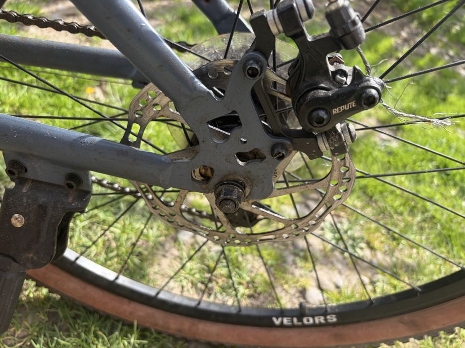 Vând bicicletă Velors, stare bună, ideală pentru plimbări și trasee ușoare.