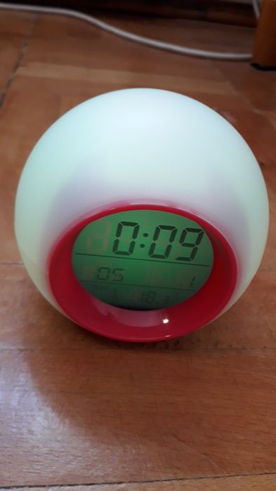 Ceas luminos care afiseaza temperatura, ora, data, cu sunete