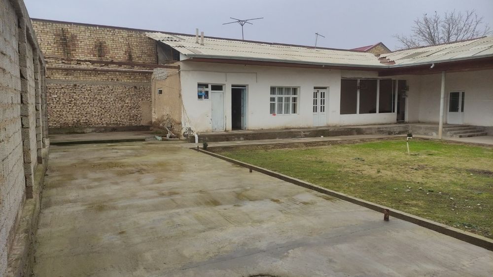 Sotiladigan uy
14 сотих 5 хона уйи бор 
Газ , свет , сув , канализация