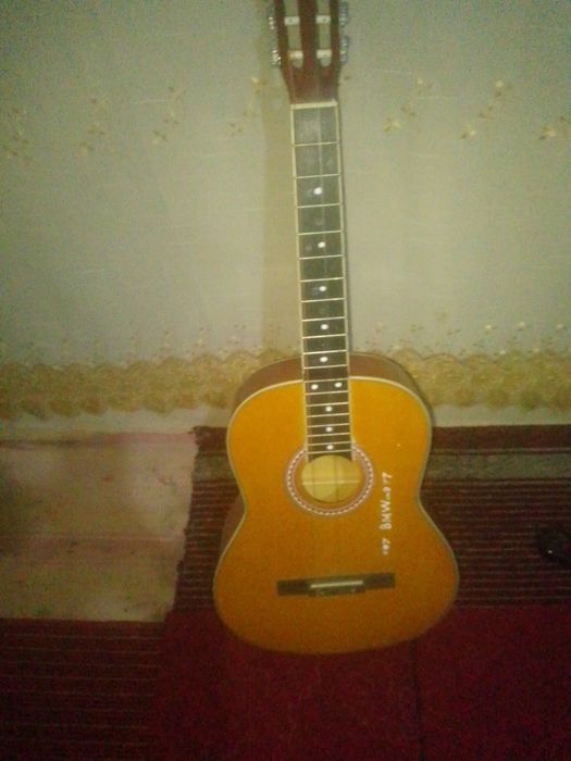 Gitara 2ta simi bor 100ming soʻmga sim qoʻyib beradi