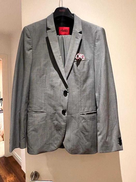 Vând costum Hugo Boss gri (ca nou, purtat o singura data), mărimea M
