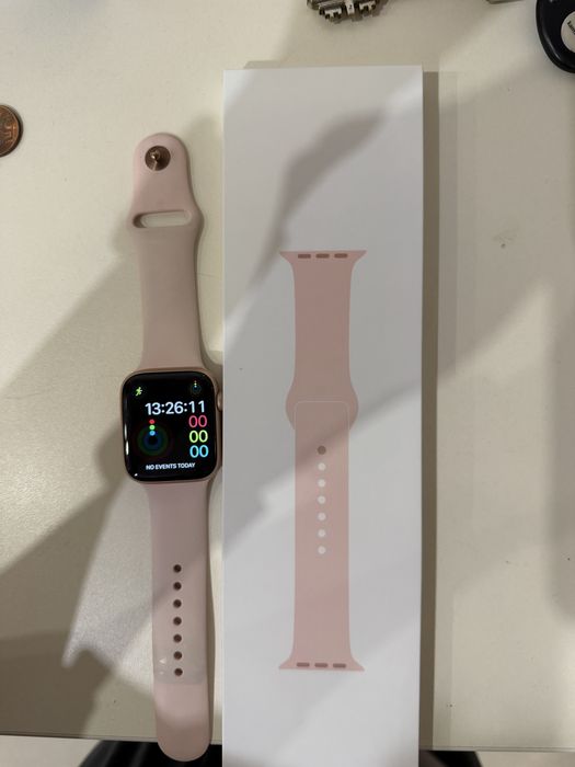 apple watch 4 - 44 мм. Без ремонти. Розов.