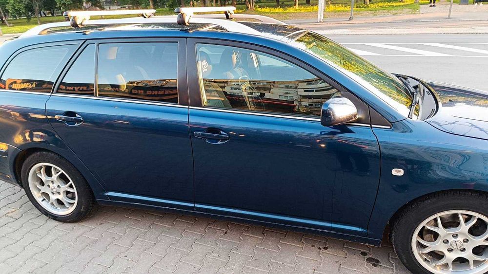 Toyota Avensis Combi 2.0 бензин 147к.с. 2003г.- за части или възстановяване
