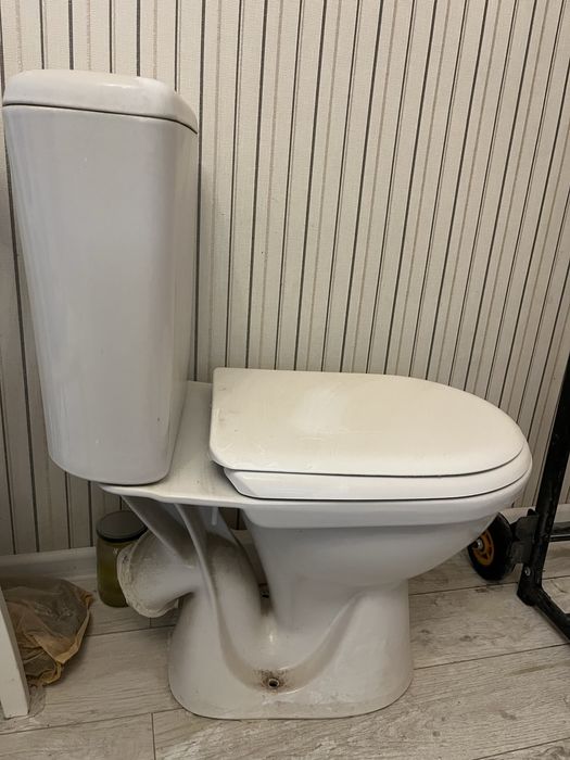 Продам унитаз с бочком