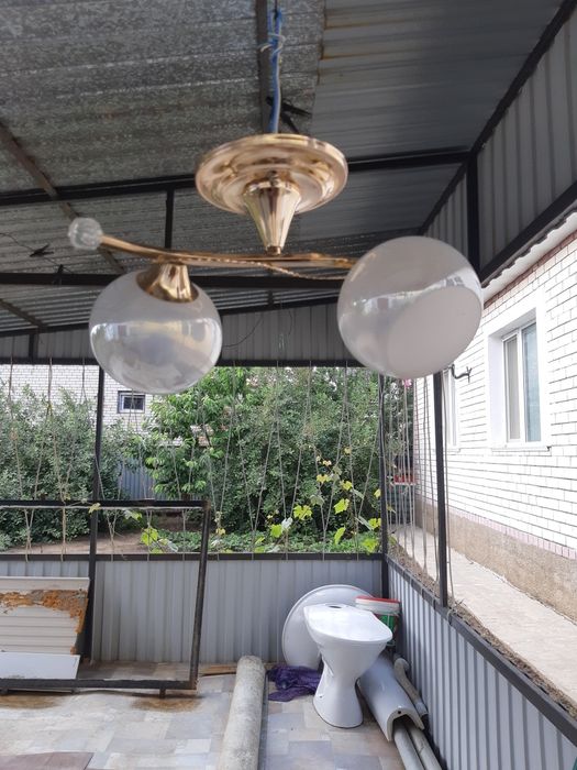 Продам люстры светильники.