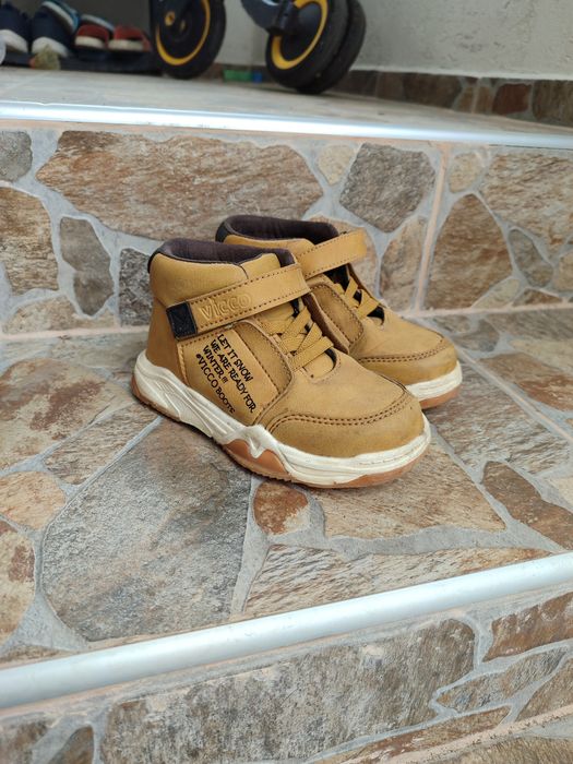 Детски обувки, момче и момиче