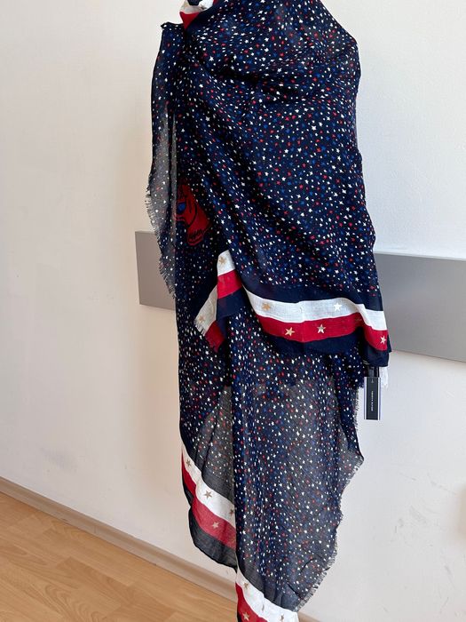 Tommy Hilfiger нов интересен шал в тъмно синьо