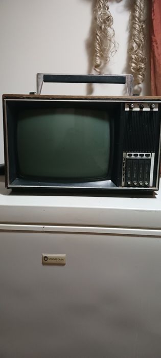 Vind televizor sport 2 bucati unul este functional