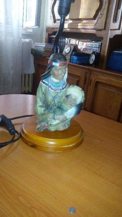 Veioza cu mama indianca cu copil in brate