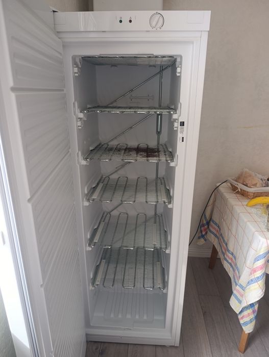 Vând congelator Indesit