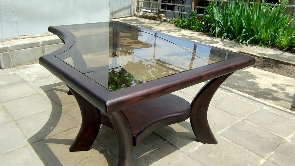 Холна маса със стъклен плот