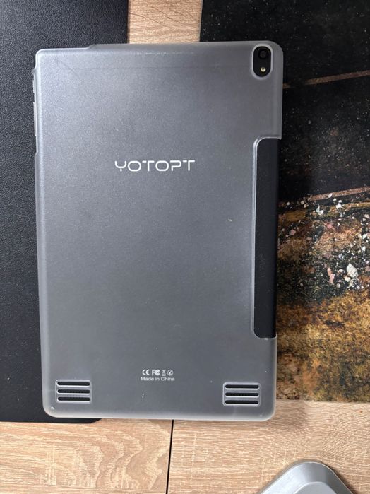 Vând tabletă cu tastatură și husa