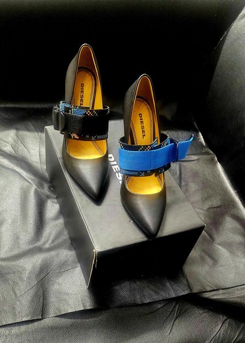 DIESEL дамски черни обувки на ток, с Регулируеми цветни каишки.