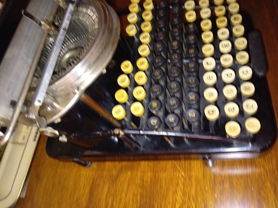 Mașina de scris antica  marca New Yost