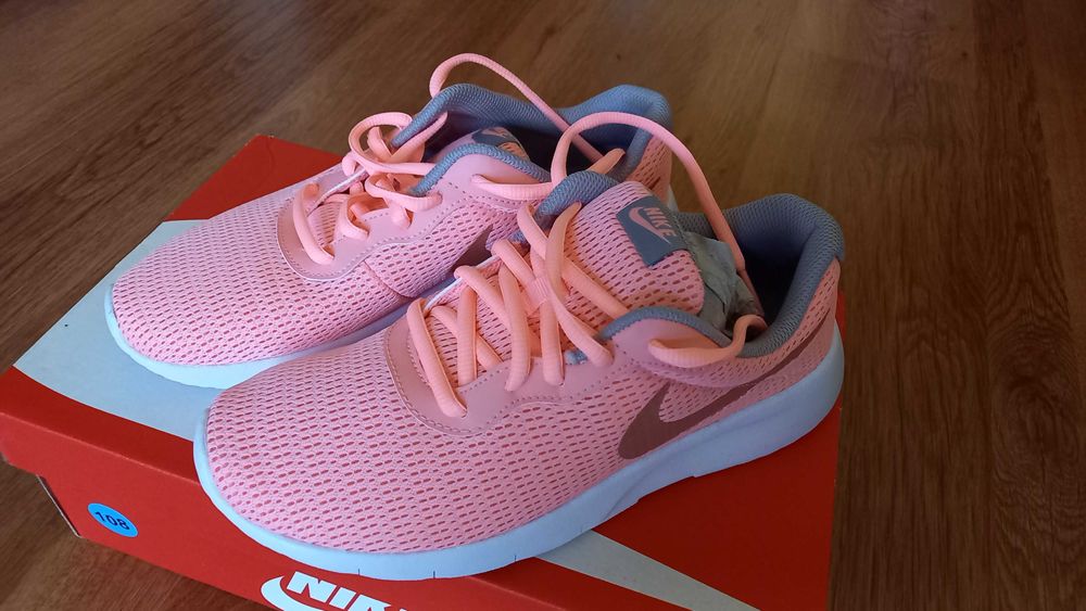 Дамски маратонки NIKE 38 номер