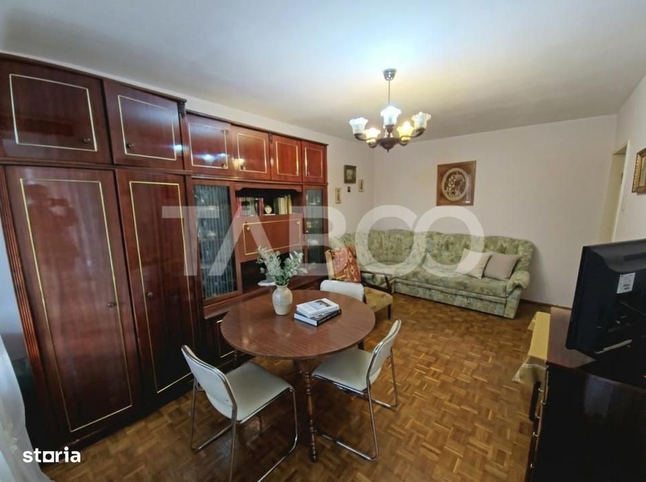 De vanzare - Apartament cu 3 camere decomandat situat in Strand