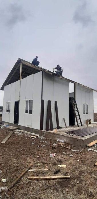 Vând case din structura metalica