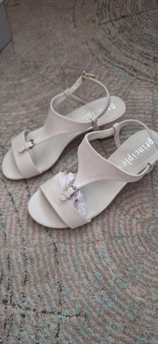 Сандали на висок и нисък ток