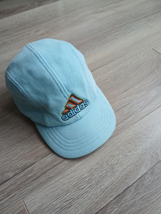 Бебешка шапка с козирка Adidas 1-2 години