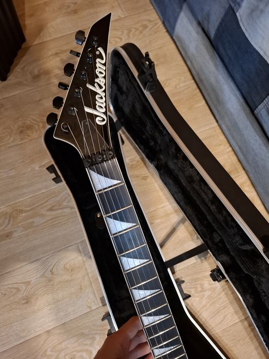 Електрическа китара Jackson JS32 King V с Floyd Rose с куфар