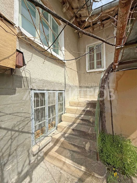 Продава автентична селска къща с кладенец в с. Памукчии, общ. Нови пазар (обл. Шумен).