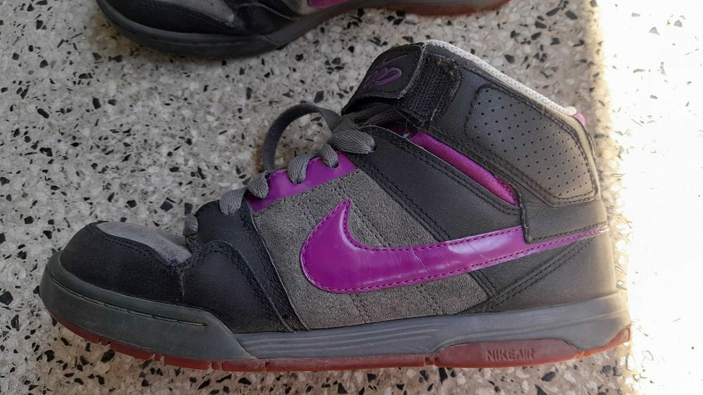 Маратонки Nike, велур и кожа, номер 40, в добро състояние.