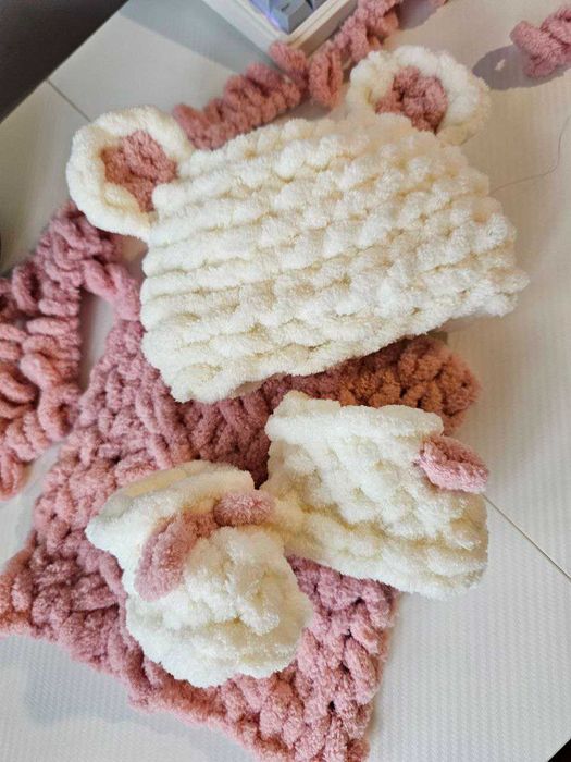 Set tricotat căciuliță cu urechi + botoșei, handmade