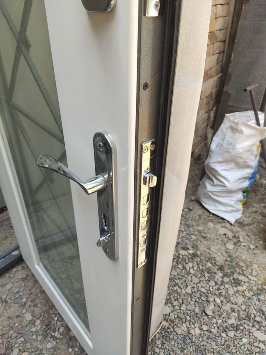 Железная дверь со стеклопакетов  и ковкой