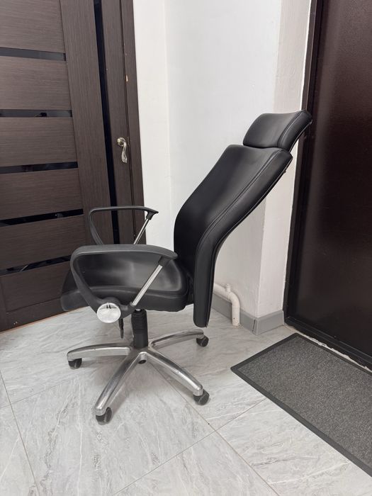 Офисные кресла кожаные 6 штук