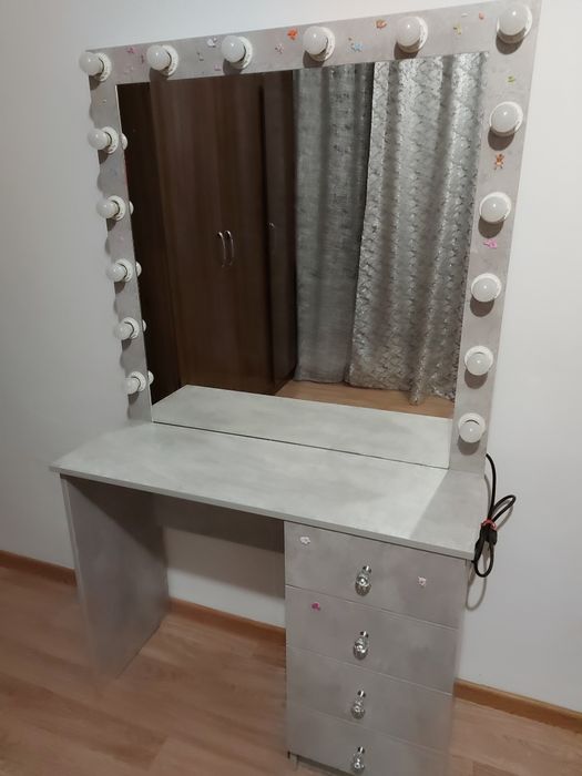 Макияжный столик