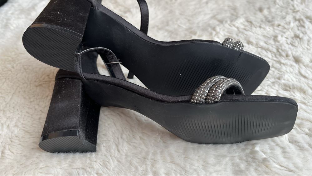 Сатенирани обувки