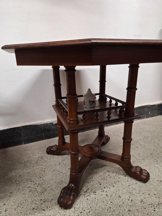 Антична Викторианска маса орех