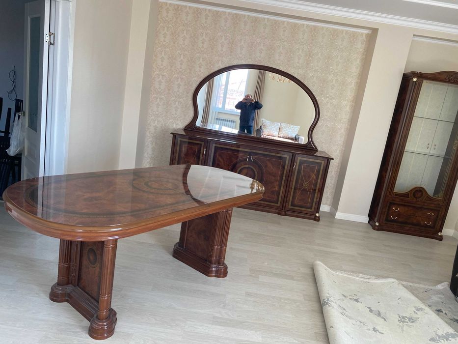 Комод с зеркалом из массива дуба.