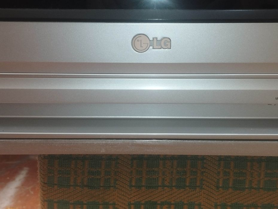 телевизор 32 LG2004 года.