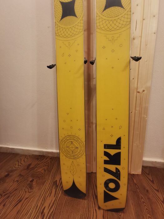 Schiuri freeride noi Volkl Three