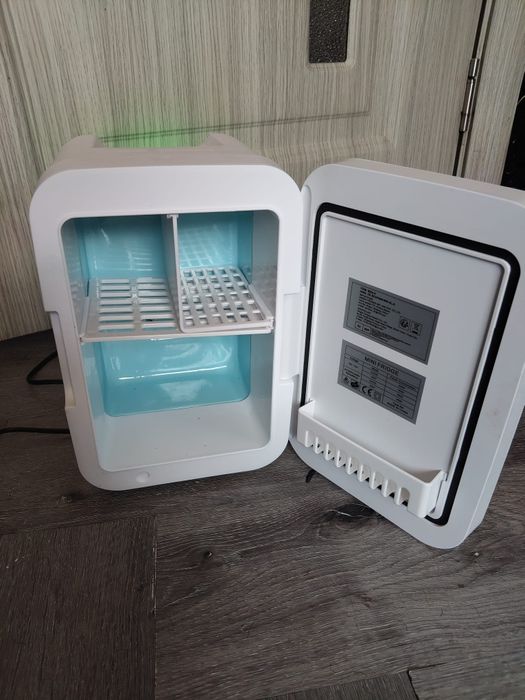 Mini frigider cu usa oglinda si lumini led reglabile 3 moduri 8 l  pentru îngrijirea cosmeticelor dim 33 x 26 x 20 cm nou pret 200 de lei