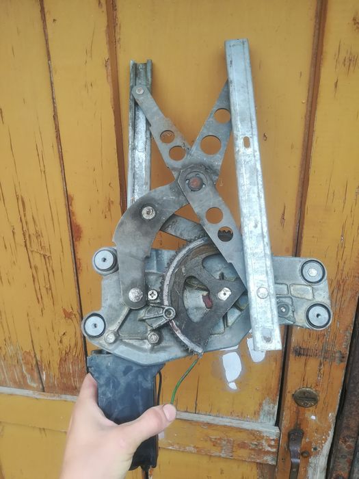 Продам стекло подъёмники ауди.