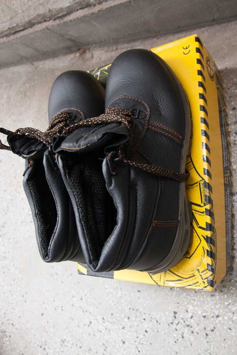 Мъжки обувки. И работни също.