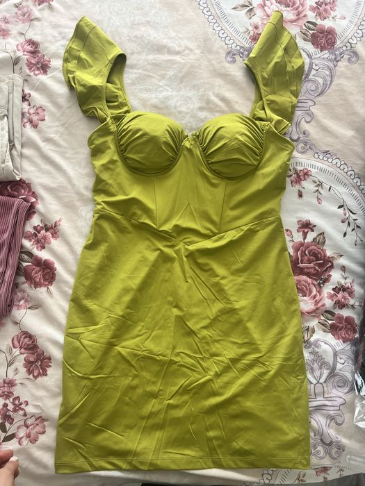 Зелена рокля по тялото