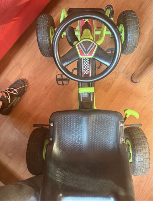 KART cu pedale pentru copiii
