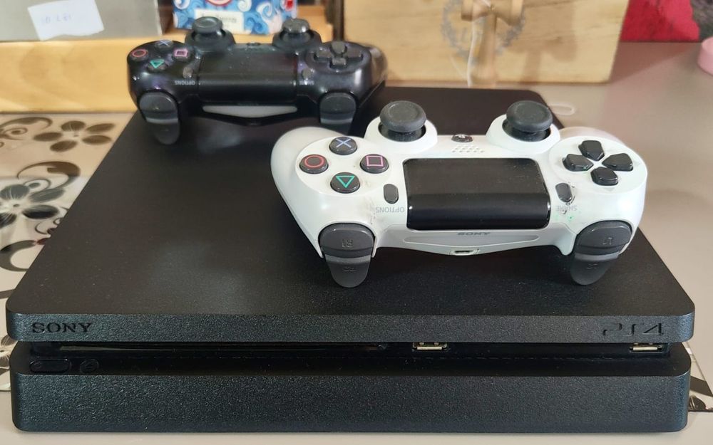 Vând PS4 + 9 jocuri