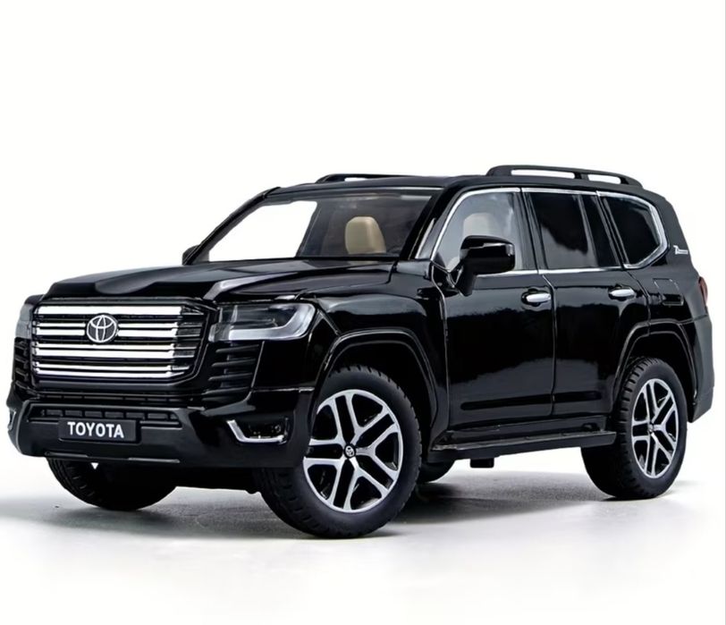 Toyota Land Cruiser 1:24 — металлическая модель, свет и звук
