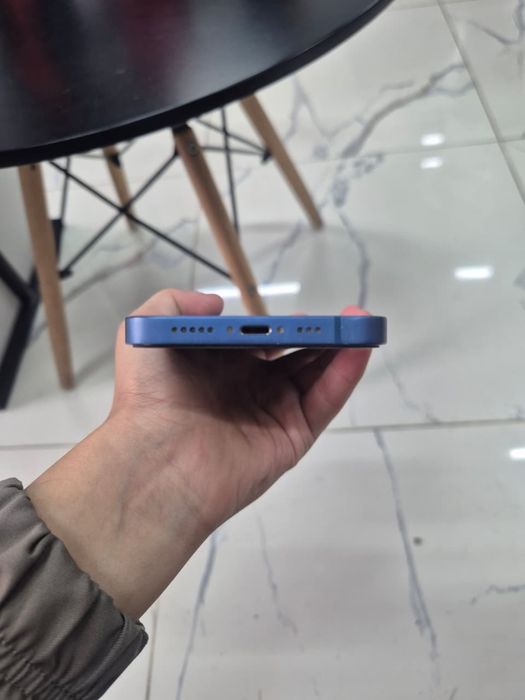 продается айфон 13синий