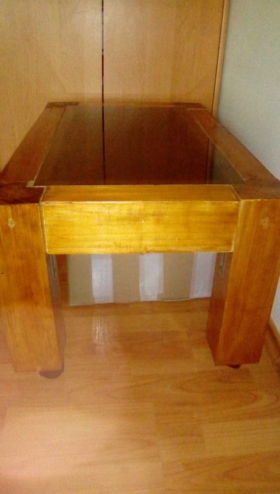 masa de cafea cu geam