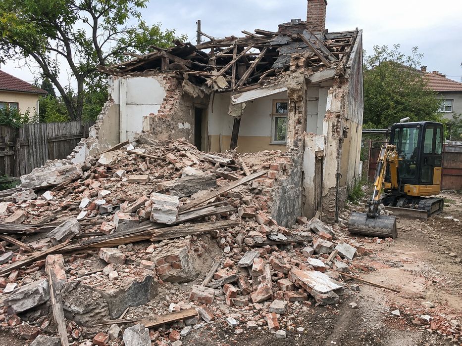 Demolari case vechi si eliberare teren