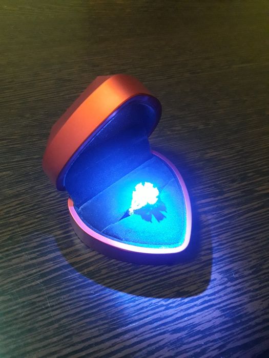 Продам колечко с коробкой