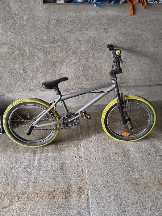 Vând bicicletă BMX