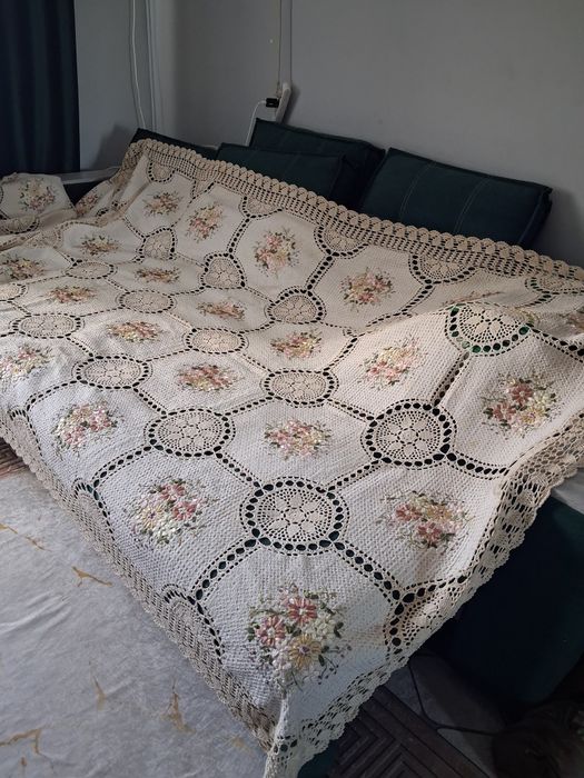 Продам большую скатерть на стол