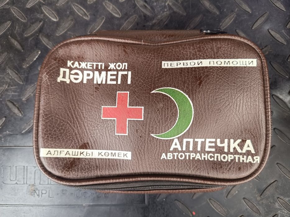 Продам аптечку для авто Б/У.